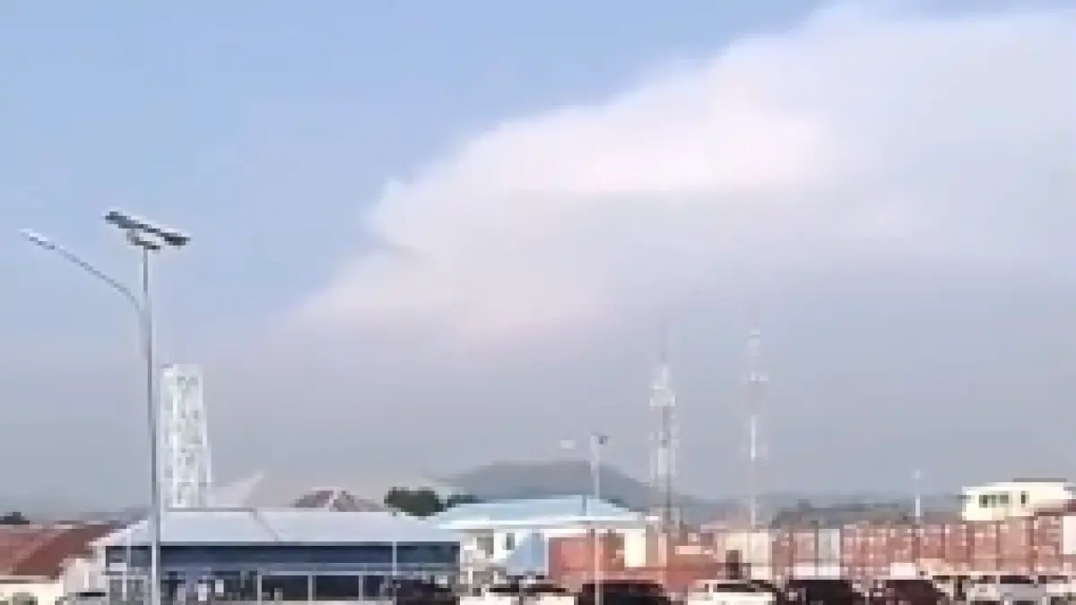 Tangkapan layar video sebuah motor terbanting di sebuah Pelabuhan akibat gempa di Sulawesi Utara. 