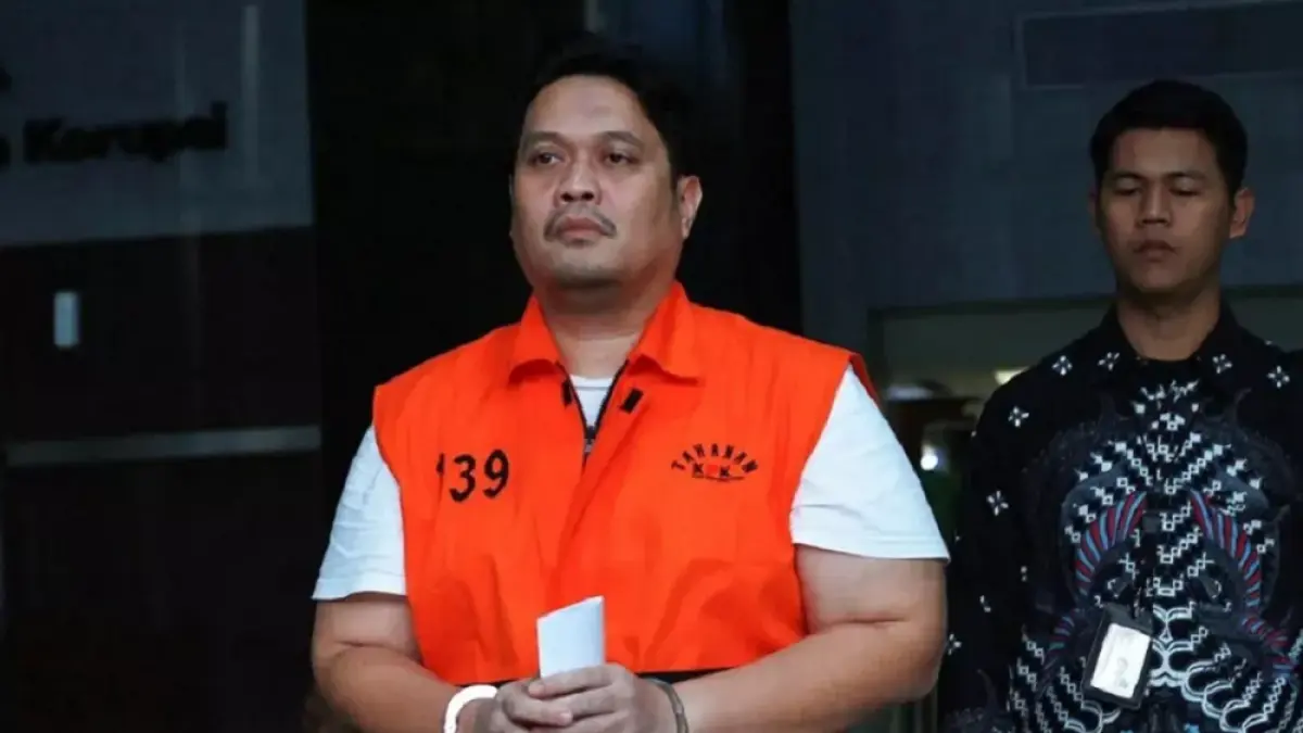 Tersangka kasus dugaan tindak pidana korupsi pemerasan dalam proses penegakan hukum di Kejari Hulu Sungai Utara (HSU) Albertinus Parlinggoman Napitupulu (kiri) berjalan usai pemeriksaan di Gedung Merah Putih KPK, Jakarta, Jumat (13/2/2026). (Foto/Antara)