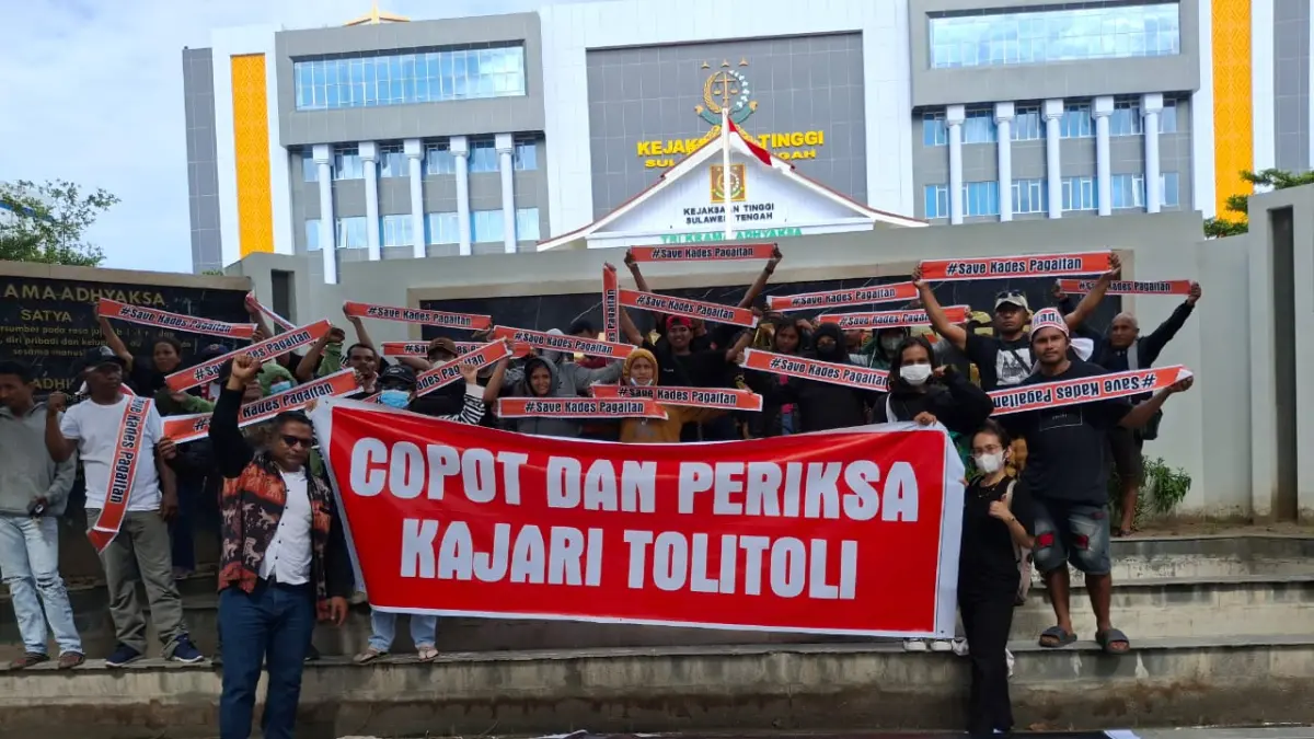MINTA DICOPOT: Massa aksi dari Aliansi Masyarakat dan Mahasiswa Kabupaten Tolitoli saat berunjukrasa meminta Kajari Tolitoli saat itu, Albertinus Napitupulu dicopot dari jabatan. Foto di depan kantor Kejati Sulawesi Tengah, Jalan Samratulangi, Kota Palu, Rabu (19/3/2025).(FOTO: ISTIMEWA/RADAR PALU)