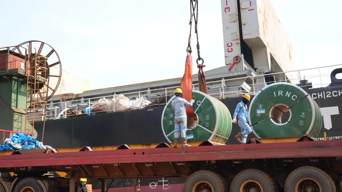 Aktivitas ekspor komoditas tambang di pelabuhan Sulawesi Tengah. (Media PT IMIP)