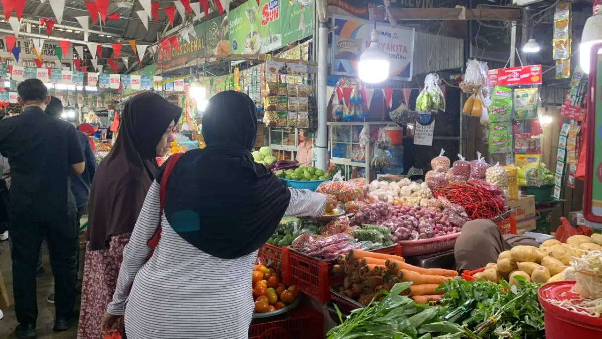 Aktivitas jual beli bahan pangan di pasar tradisional, mempengaruhi inflasi Sulawesi Tengah. (Dok. Radar Palu)