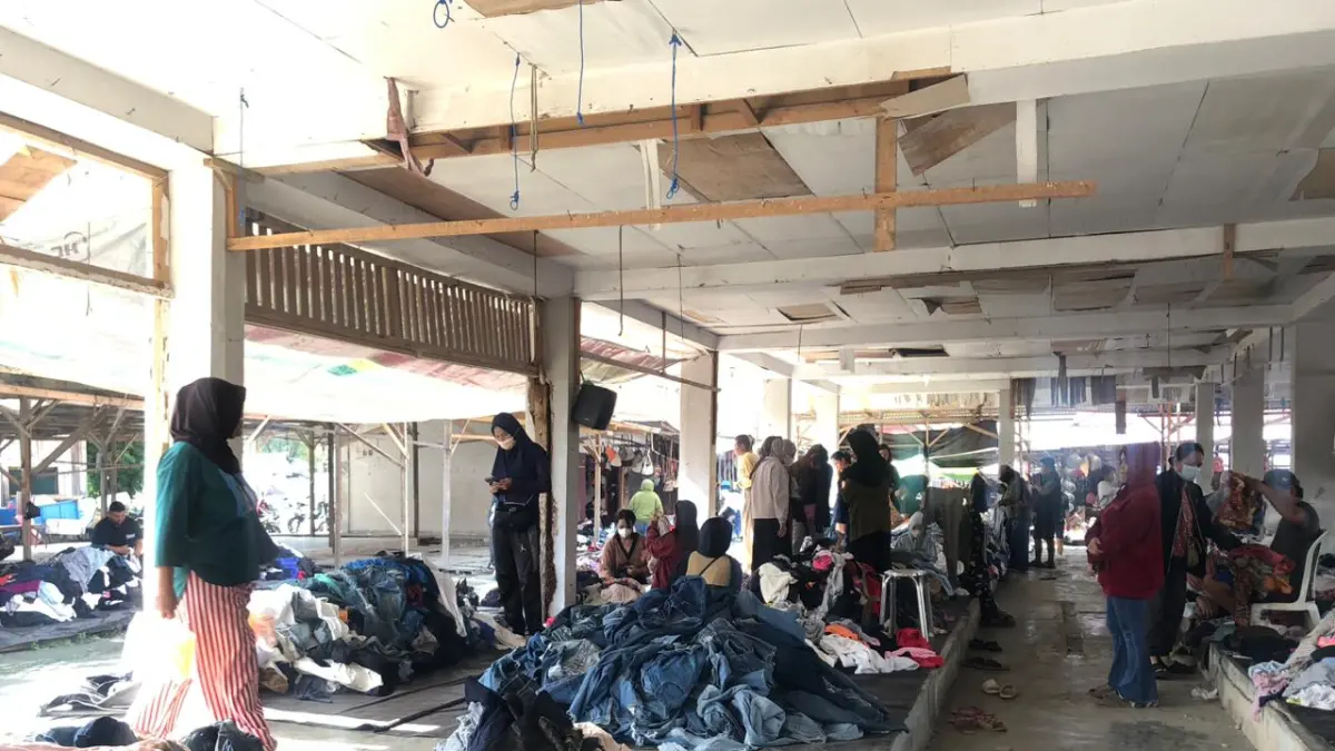 Aktivitas jual beli pakaian bekas di Pasar Petobo Palu yang ramai pengunjung meski hanya buka dua kali sepekan. (Annisa Wibdy)