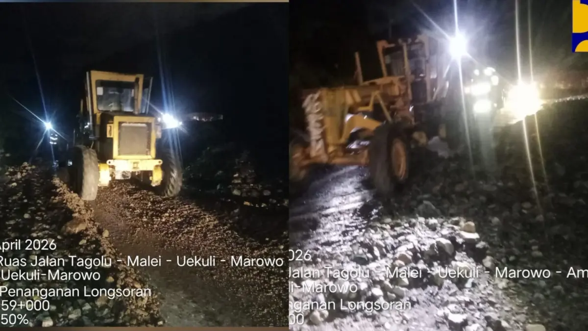 Alat berat membersihkan material longsor di jalur Trans Sulawesi Padapu–Bongka hingga kembali bisa dilalui, Jumat (3/4/2026).