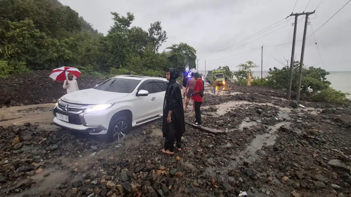 Alat berat membersihkan material longsor di jalur Trans Sulawesi Padapu–Bongka hingga kembali bisa dilalui, Jumat (3/4/2026).