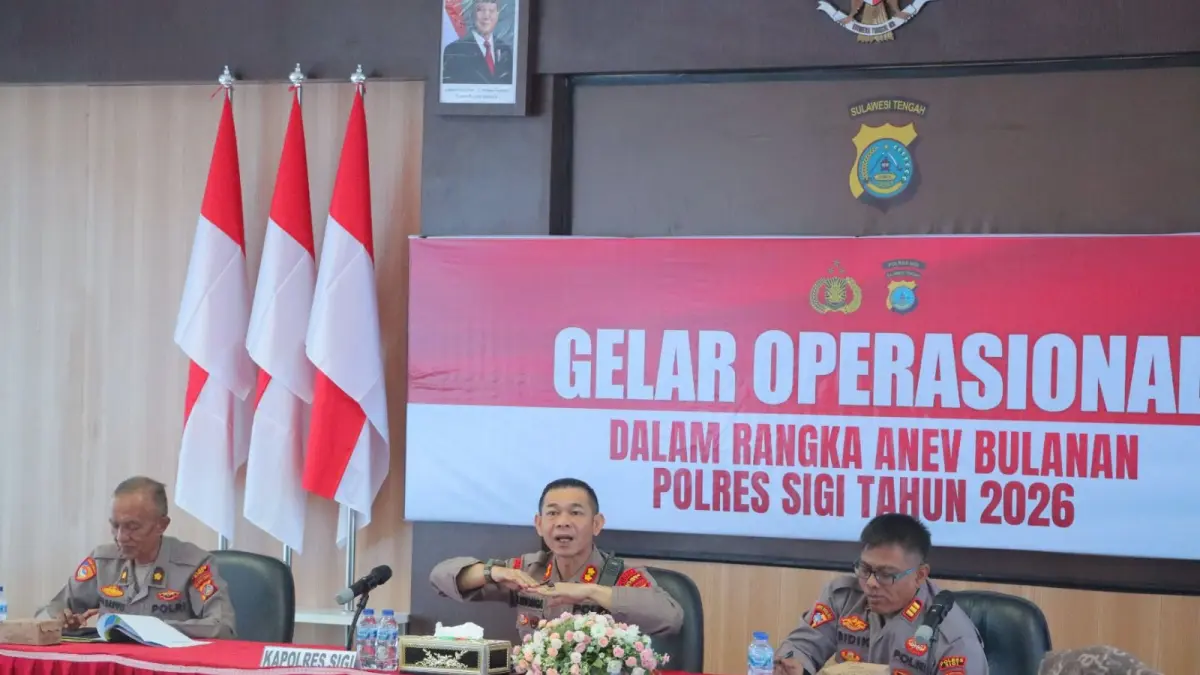 ANEV: Kapolres Sigi AKBP Kari Amsah Ritonga, saat memimpin kegiatan anev, di aula Simpotowe, Kamis (2/4/2026).(FOTO: ANGEL SUMBARA/RADAR PALU).