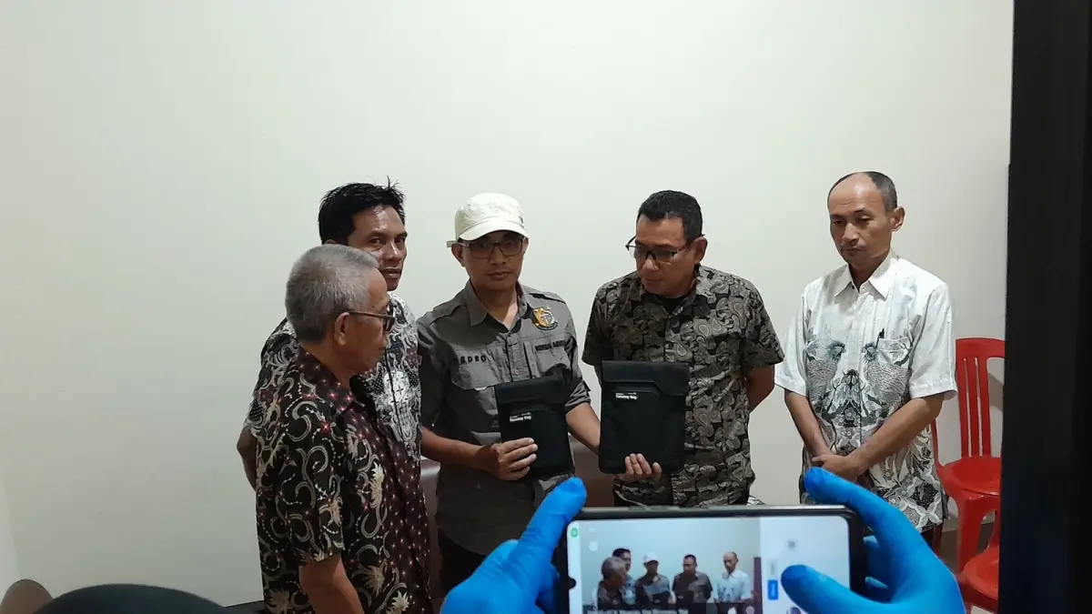 DISITA: Beberapa barang bukti disita Kejari Sigi untuk diperiksa, dan dikumpulkan sebagai data dugaan korupsi.(FOTO: ANGEL SUMBARA/RADAR PALU).