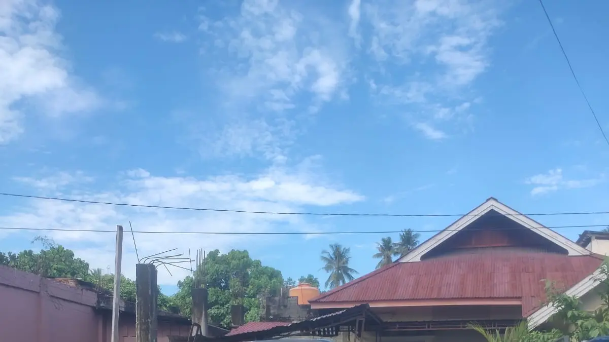 GPM DISERBU WARGA: Sejumlah warga antre membeli beras dalam kegiatan Gerakan Pangan Murah yang digelar Polres Parigi Moutong di Kelurahan Kampal, Rabu (1/4/2026).(FOTO: RAHMAT FADHIL/RADAR PALU).