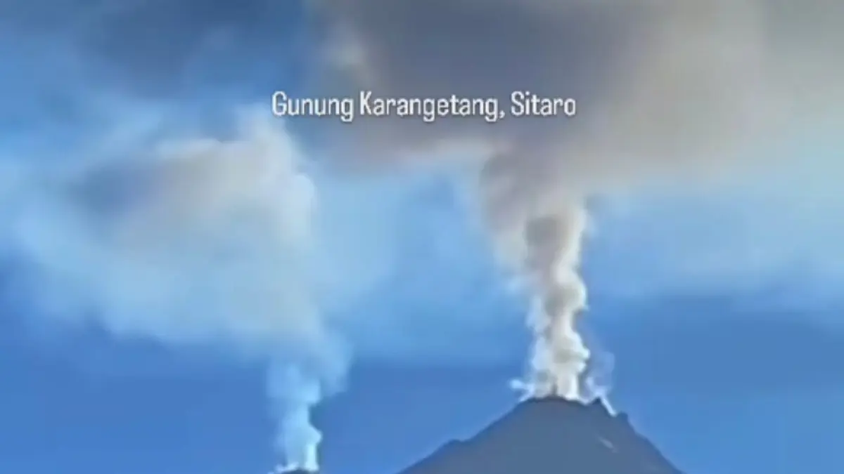 Gunung Karangetang di Kepulauan Sitaro mengeluarkan asap dari kawahnya, menandakan peningkatan aktivitas vulkanik dengan status Level II (Waspada); warga diminta menjauhi radius bahaya dan waspada potensi lahar hujan.( Tangkapan layar Instagram)
