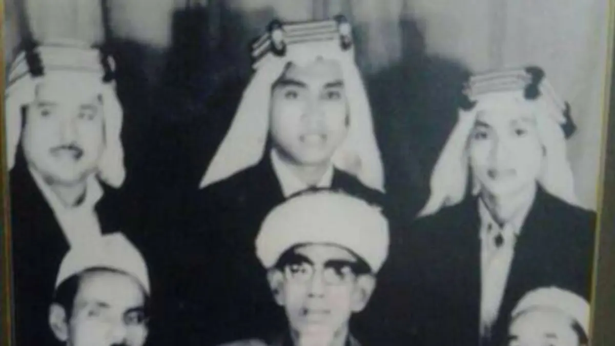 GURU TUA: Tampak Guru Tua bersama murid-muridnya, salah satunya ayah penulis.(FOTO: ISTIMEWA/RADAR PALU).