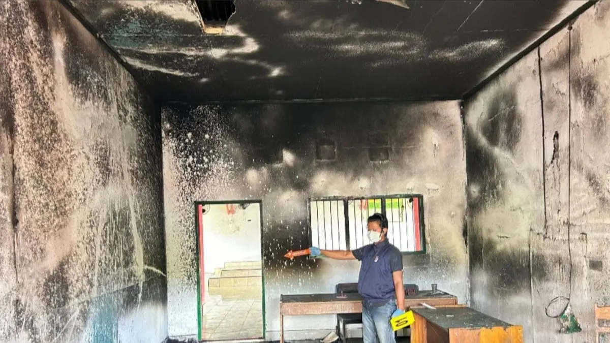 IDENTIFIKASI : Tim identifikasi Polres Donggala saat berada di kantor Desa Siweli Pasca kebakaran. FOTO: ISTIMEWA
