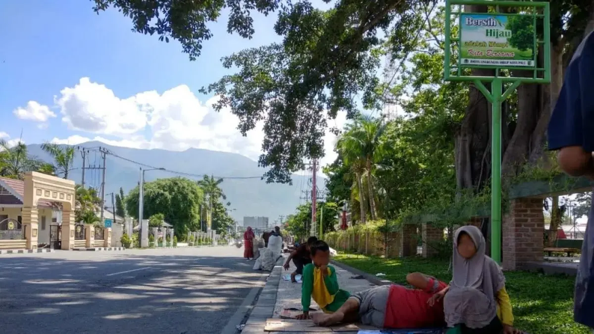 Ilustrasi warga yang berkumpul di depan Taman GOR menanti pengendara yang lewat memberikan sedekah, terutama di hari Jumat. (Dok. Antara)