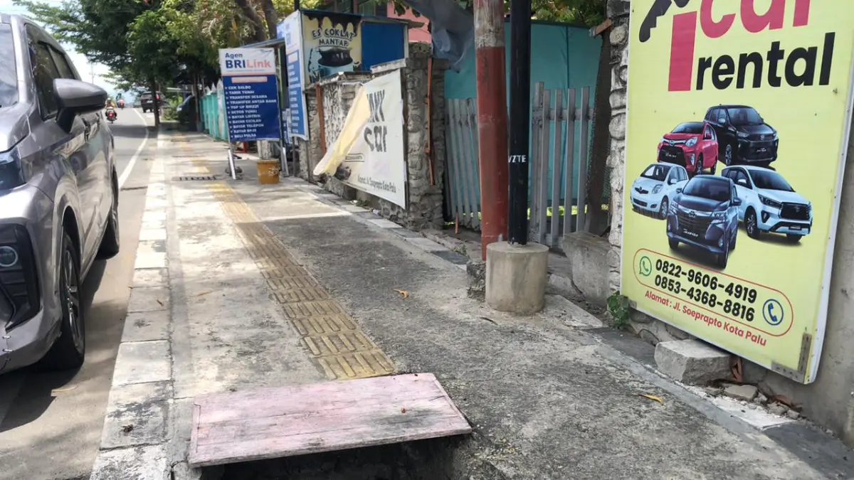 KERAP HILANG: Kondisi trotoar yang sebelumnya dipasangi penutup drainase terbuat dari besi telah hilang digondol maling. FOTO: ANNISA TRI YUSDIANA
