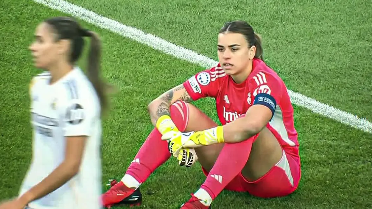 Kiper Real Madrid Femenino, Misa Rodriguez, harus kebobolan satu lusin gol dari Barcelona, dengan agregat 12-2.(Twitter/@ESPNFC)