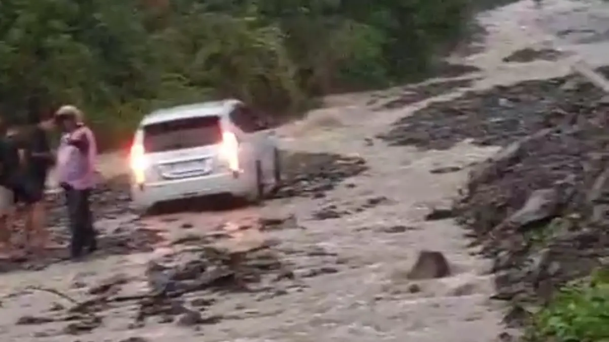 Kondisi banjir yang menggenangi jalan trans penghubung Kabupaten Tojo Una-una dan Kabupaten Poso di Desa Padang Pujiti, Kecamatan Ulubongka, Jumat (3/4/2026).