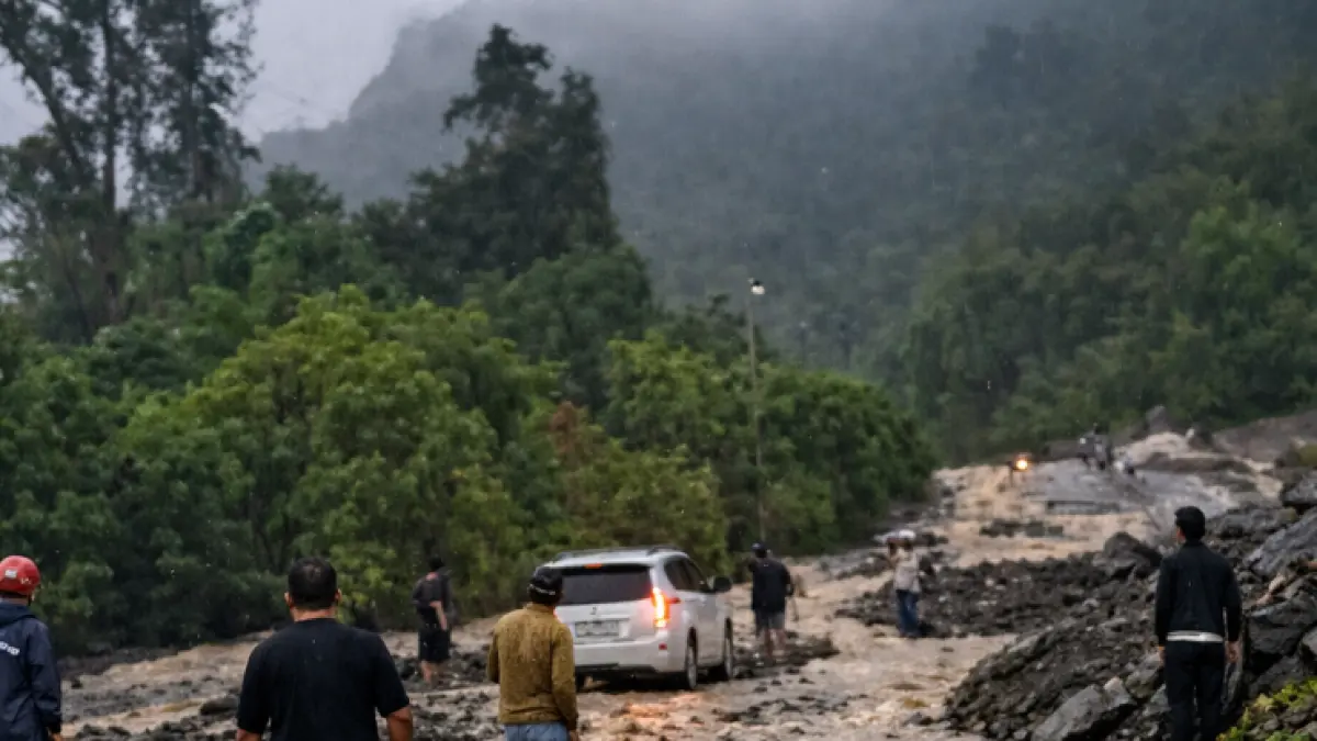 Material longsor menutup jalur Trans Sulawesi Ampana–Poso, menyebabkan kemacetan panjang dari dua arah. (Ismail Kamur / Radar Palu)