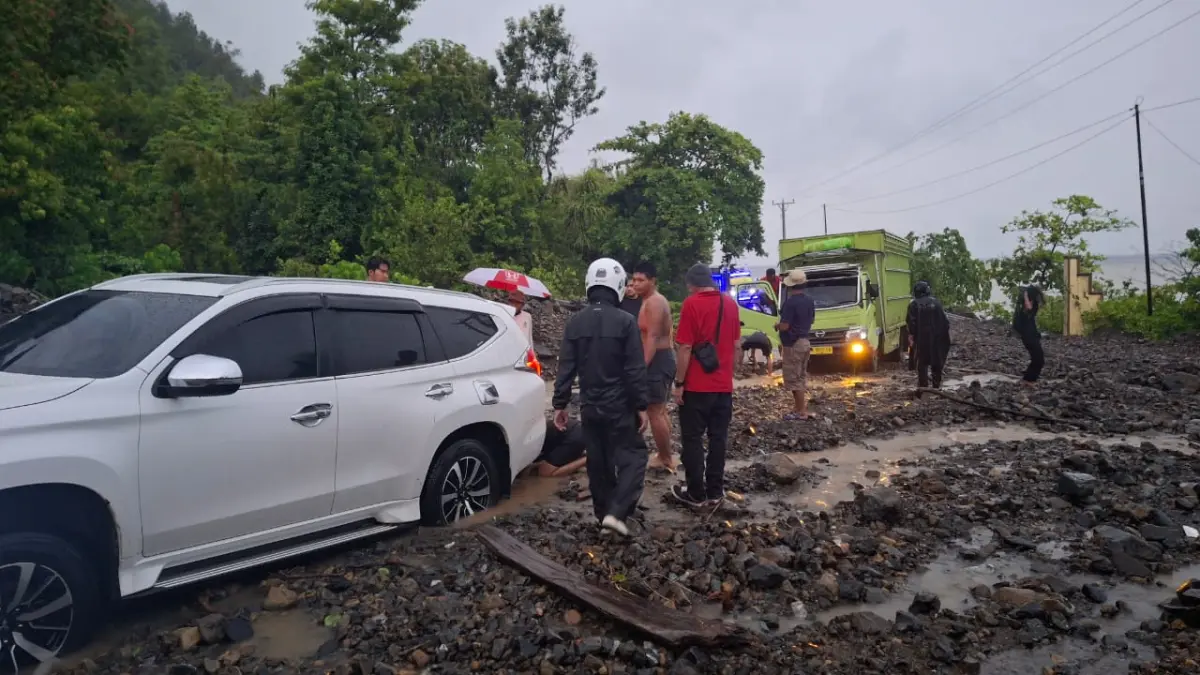  Material longsor menutup jalur Trans Sulawesi di ruas Ampana–Poso, menyebabkan antrean kendaraan mengular dari dua arah. (Ismail Kamur)
