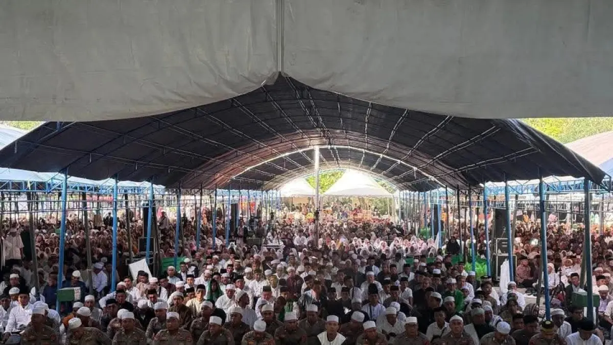 MEMBLUDAK: Salah satu tenda tempat Haul Guru Tua, terlihat membludak.(FOTO: ISTIMEWA/RADAR PALU)