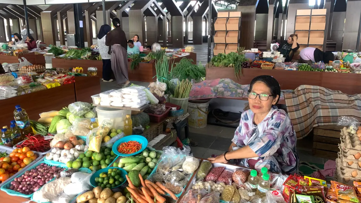 Pedagang di pasar Tavanjuka, Hj. Siti saat berada di lapaknya, Jumat (3/4/2026).(RINA ABD HALIK)
