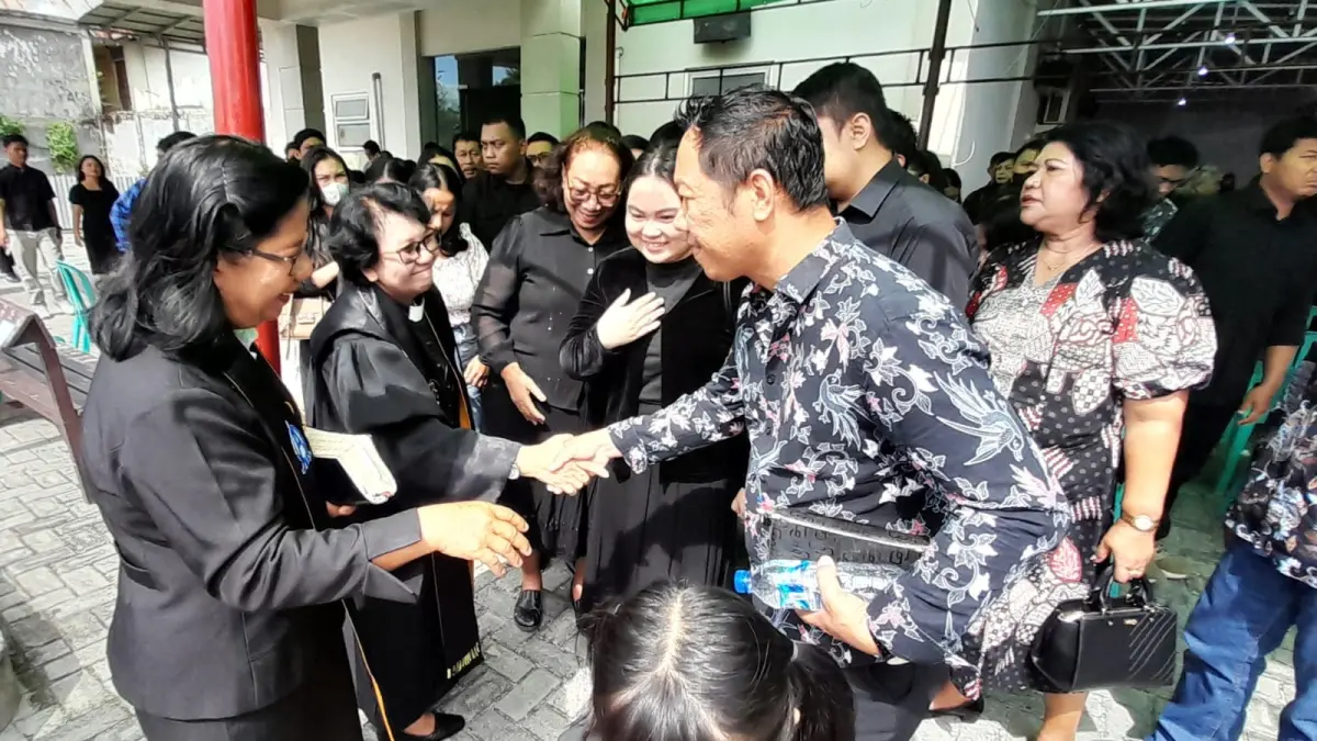 Pendeta Nelce Koedio menyalami jemaat usai ibadah Jumat Agung. (Foto : Rony Sandhi)