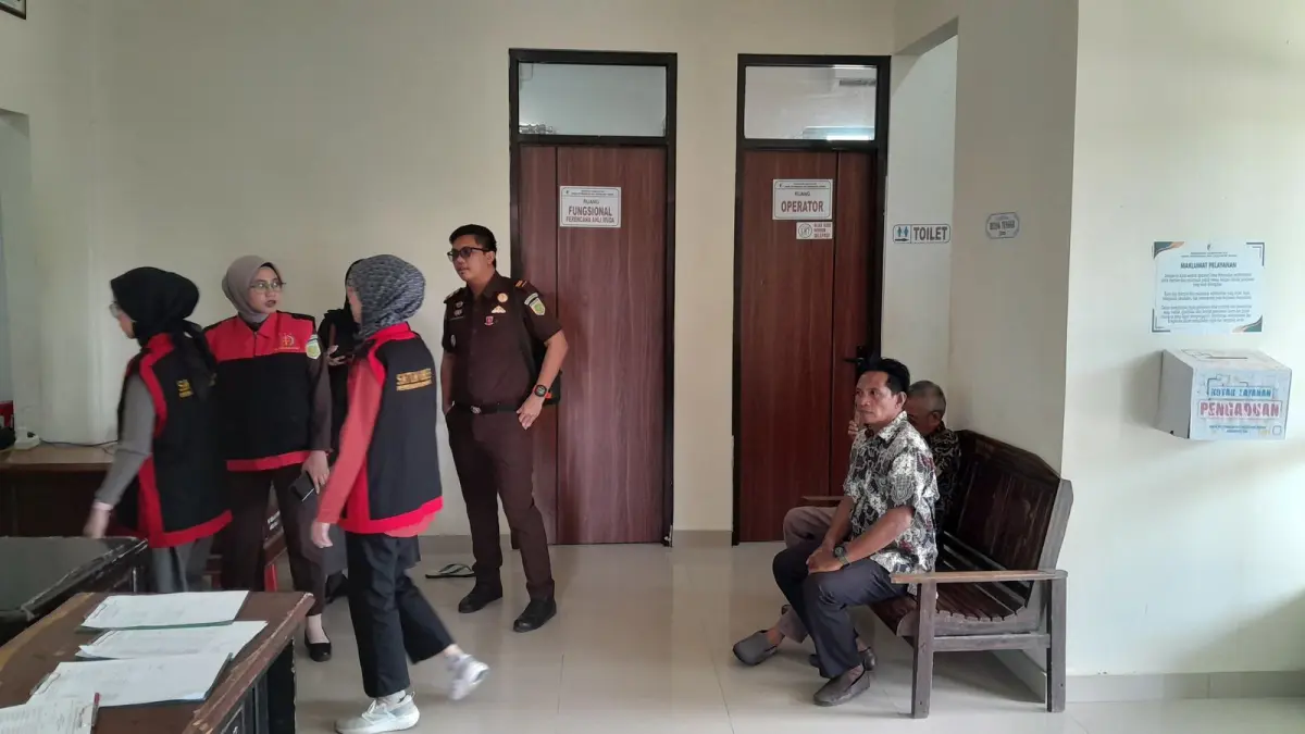PENGGELEDAHAN: Drama penggeladahan di kantor Dinas Peternakan dan Kesehatan Hewan Kabupaten Sigi.(FOTO: ANGEL SUMBARA/RADAR PALU).