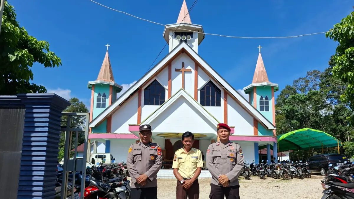 Personel Polres Morowali Utara menyebar di gereja-gereja guna megamankan ibadah Jumat Agung di wilayah tersebut, Jumat (3/4/2026). (FOTO: ISTIMEWA/RADAR PALU).
