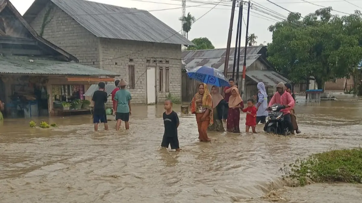Petugas BPBD bersama aparat setempat melakukan pendataan dan peninjauan lokasi banjir yang merendam permukiman warga di Kecamatan Sirenja dan Balaesang, Kabupaten Donggala, Jumat (3/4/2026).