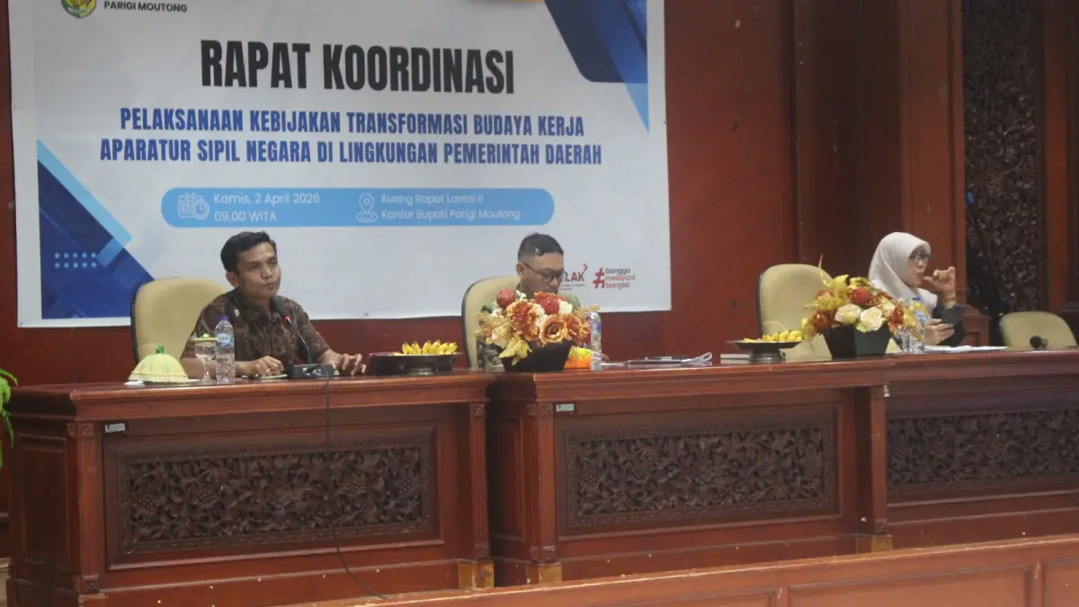 RAKOR ASN: Sekda Parigi Moutong, Zulfinasran, memimpin rapat koordinasi penerapan kebijakan Work From Anywhere (WFA) dan Work From Home (WFH) di Aula Kantor Bupati, Kamis (2/4/2026).(FOTO: RAHMAT FADHIL/RADAR PALU)