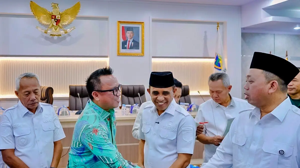 RAKOR: Bupati Morut Delis Julkarson Hehi, menyalami Menteri ATR/BPN Nusron Wahid dan Gubernur Sulawesi Tengah Anwar Hafid usai mengikuti rakor di Kota Palu, Rabu (1/4/2026). (FOTO: ISTIMEWA/RADAR PALU)