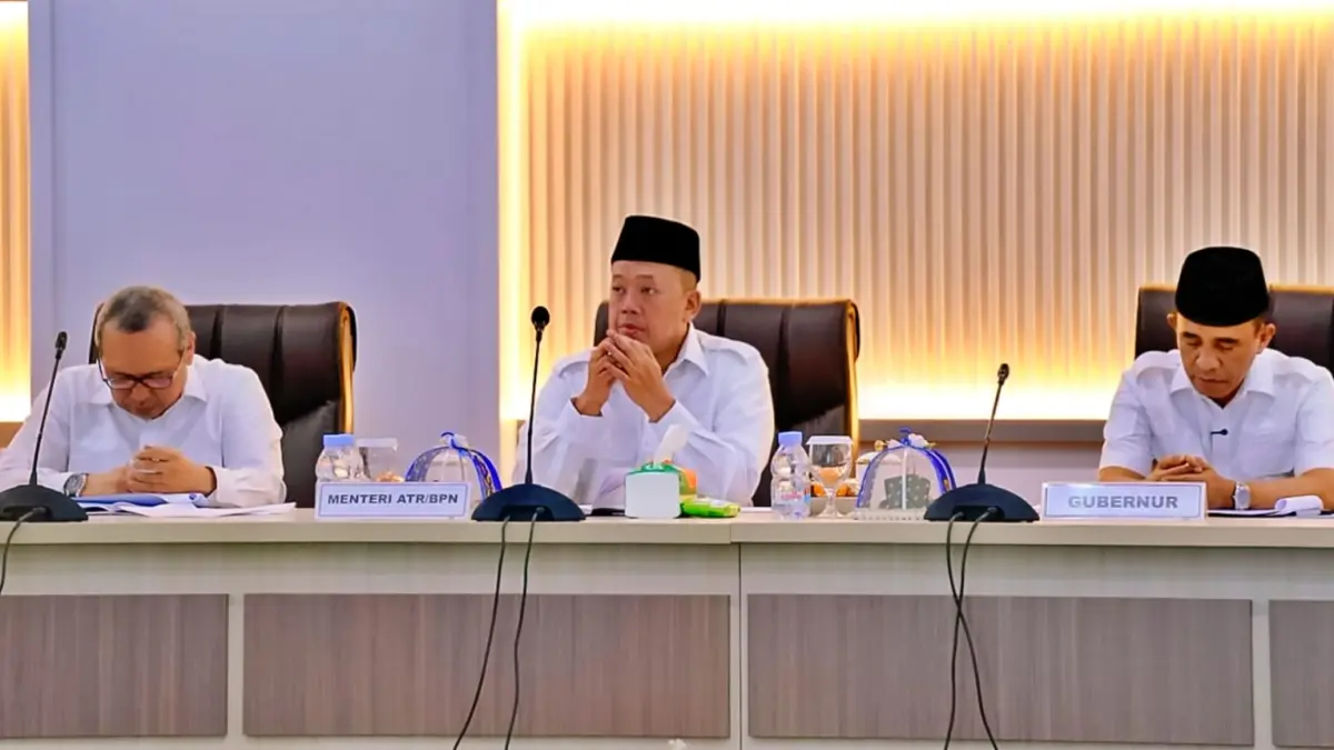 RAKOR: Menteri ATR/BPN Nusron Wahid memimpin rakor, dihadiri Gubernur Sulawesi Tengah Anwar Hafid dan sejumlah kepala daerah, di Kota Palu, Rabu (1/4/2026). (FOTO: ISTIMEWA/RADAR PALU)