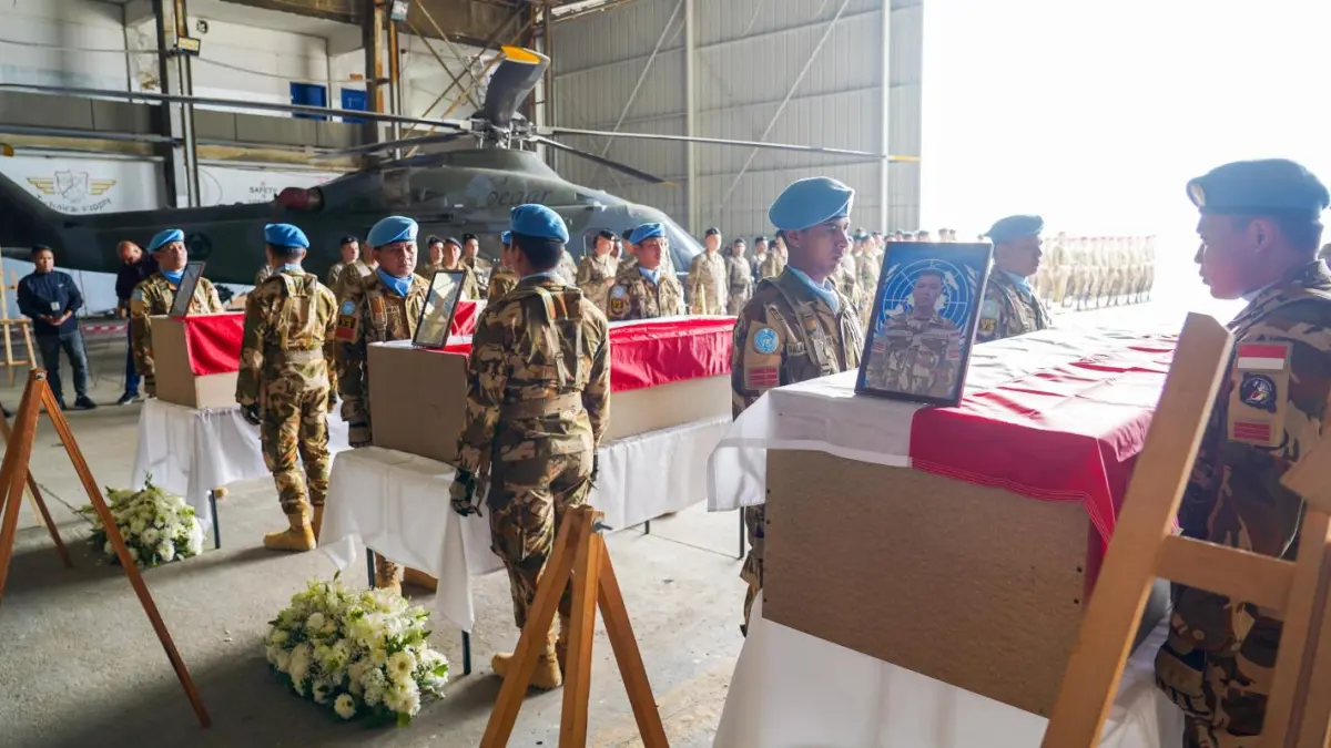 SEBELUM DIBERANGKATKAN: Tiga jenazah prajurit TNI penjaga perdamaian diberangkatkan dari Beirut menuju Tanah Air dengan upacara militer penuh penghormatan. FOTO: DOK. UNIFIL