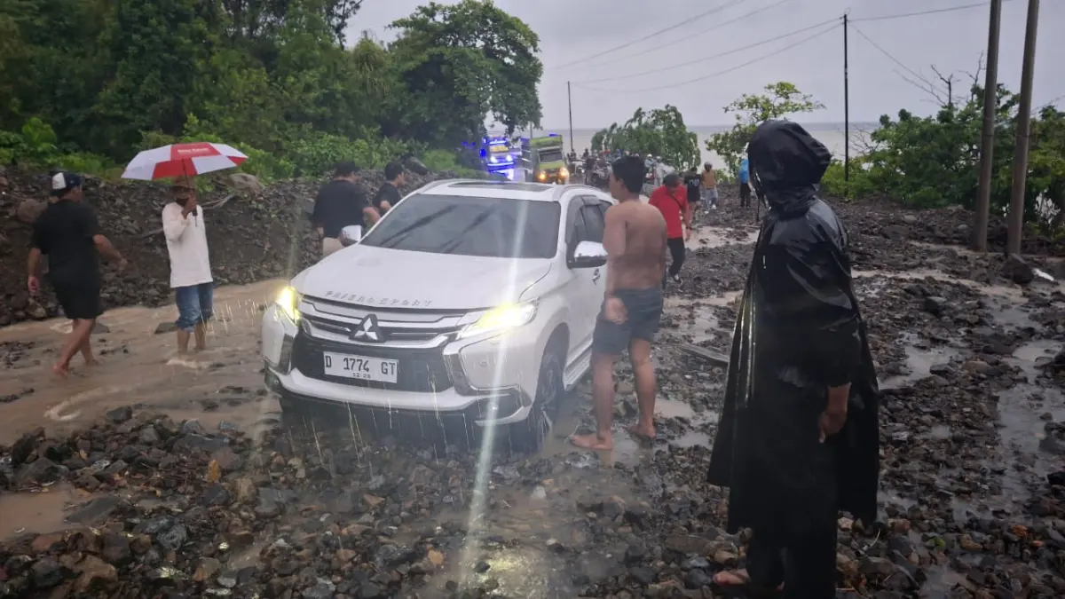 Sempat tertimbun longsor, ruas jalan Ampana - Poso sudah bisa dilewati. (Ismail Kamur)
