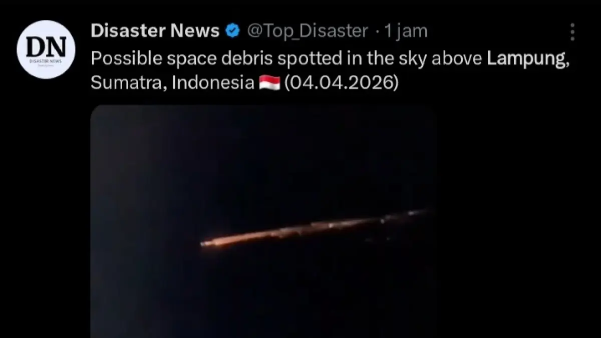 Fenomena langit bercahaya yang terlihat di Lampung, pada Sabtu malam (4/4) menghebohkan warga.(Twitter/@Top_Disaster)