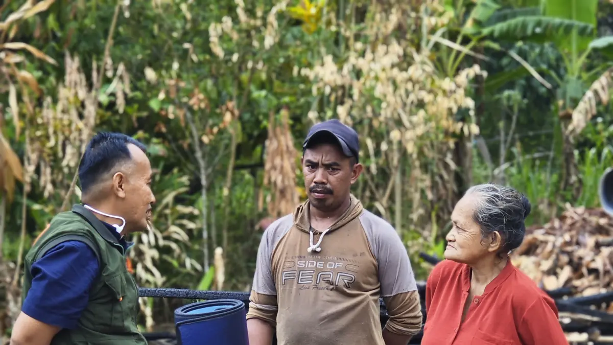 HARU : Plt. BPBD Parigi Moutong, &nbsp;menyerahkan bantuan kepada korban kebakaran di Dusun Bolagan Desa Moubang Kecamatan Mepanga, Kamis 2 April 2026. (FOTO: RAHMAT FADHIL/RADAR PALU).