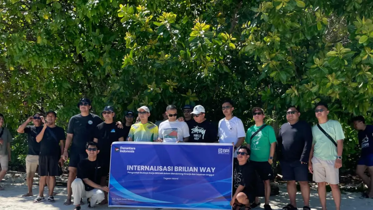 Kebersamaan peserta Family Gathering BRI Sulawesi Tengah saat menikmati wisata bahari di Ampana, Tojo Una-Una. (Ismail Kamur/RADAR PALU)