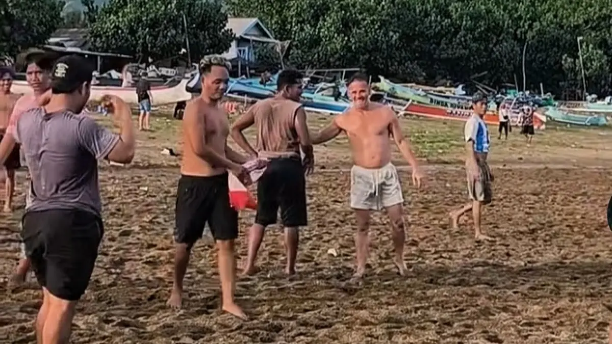 Pelatih timnas Indonesia, John Herdman, memanfaatkan waktu senggangnya dengan berbagai aktivitas santai di Tanah Air.(Twitter/@Totti_1705)