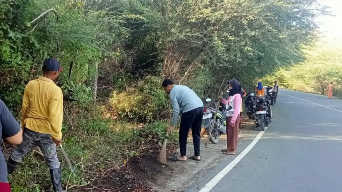 SABTU BERSIH : Sejumlah warga Kelurahan Mamboro bergotong royong membersihkan wilayahnya rutin setiap hari Sabtu. FOTO: ISTIMEWA


