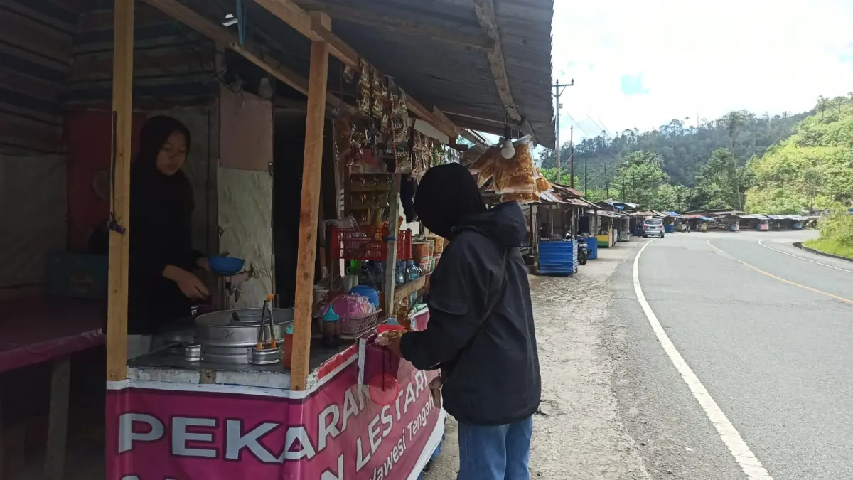 Sejumlah pengendara singgah membeli somai dan mie rebus di kawasan Kilometer 8 Kebun Kopi, jalur Trans Palu–Parigi. Lokasi ini menjadi tempat favorit untuk beristirahat sambil menikmati kuliner sederhana di tengah suasana sejuk pegunungan.