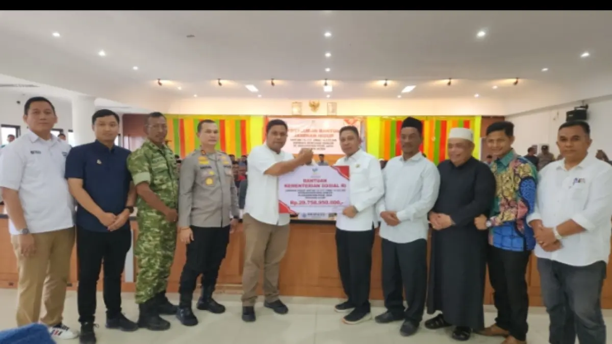 SERAHKAN BANTUAN: Menteri Sosial, saat menyerahkan bantuan kepada perwakilan warga. FOTO: KEMENSOS