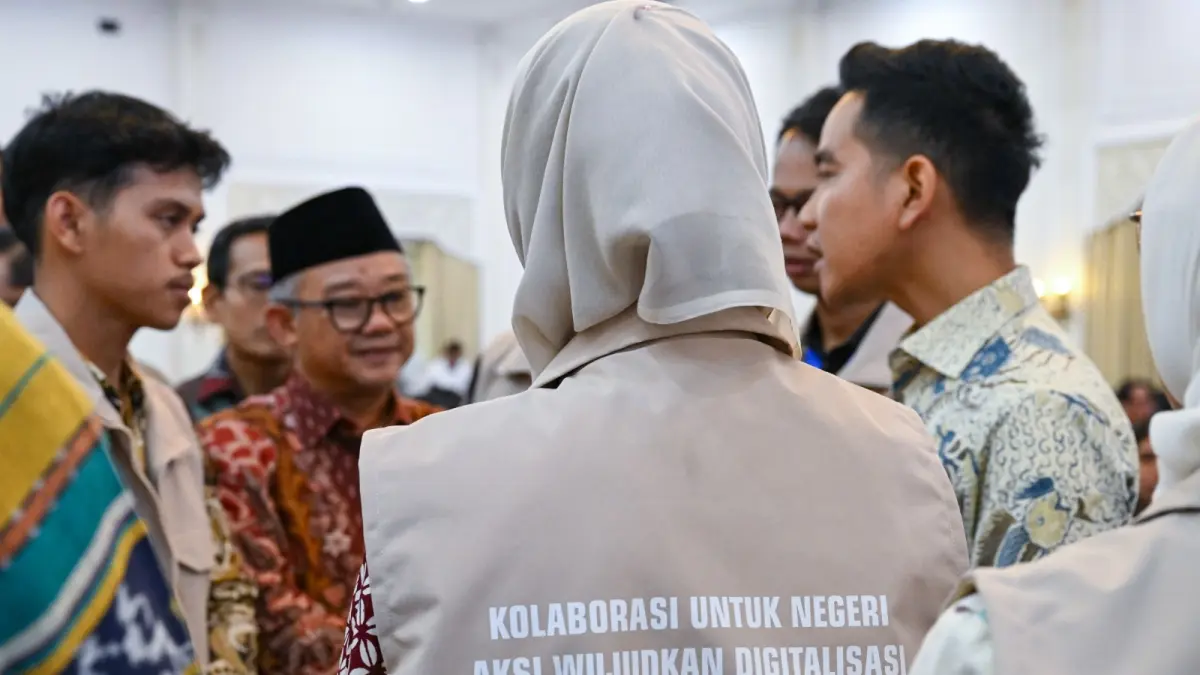 Wakil Presiden Gibran Rakabuming bersama Mendikdasmen Abdul Mu’ti saat melepas secara resmi 150 alumni LPDP dalam program Alumni Pejuang Digital di Kantor Sekretariat Wakil Presiden, Jakarta, Kamis (24). (Fotografer Laili)