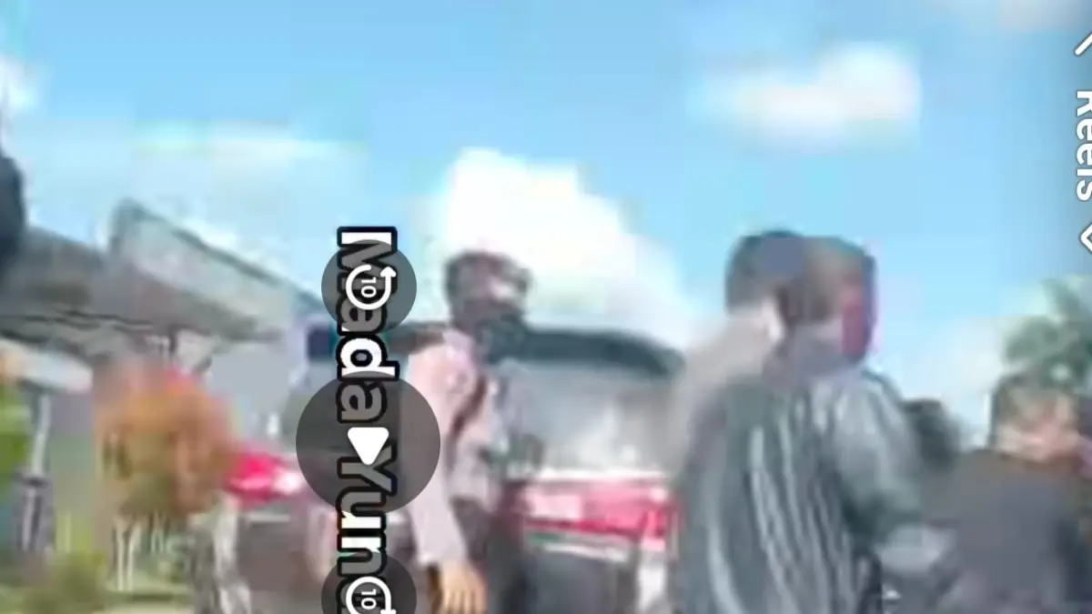 Detik-detik keluarga memprotes saat MY kembali diamankan polisi usai keluar dari Rutan Buol. (Tangkapan layar Facebook)