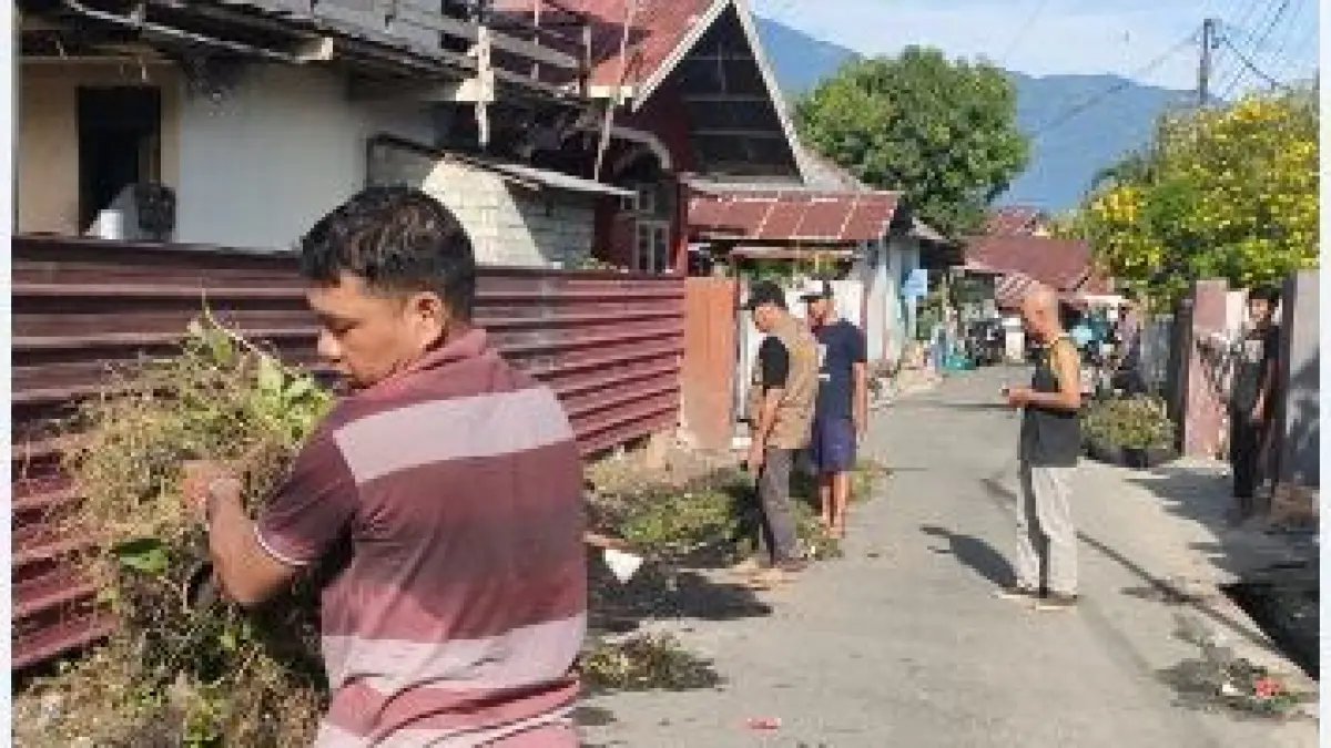 GOTONG ROYONG: Aksi bersih-bersih lingkungan yang dilakukan secara gotong royong oleh berbagai RT di 3 RW Kelurahan Talise sejak Sabtu (4/4/2026) hingga Minggu (5/4/2026).(Foto: Istimewa) 