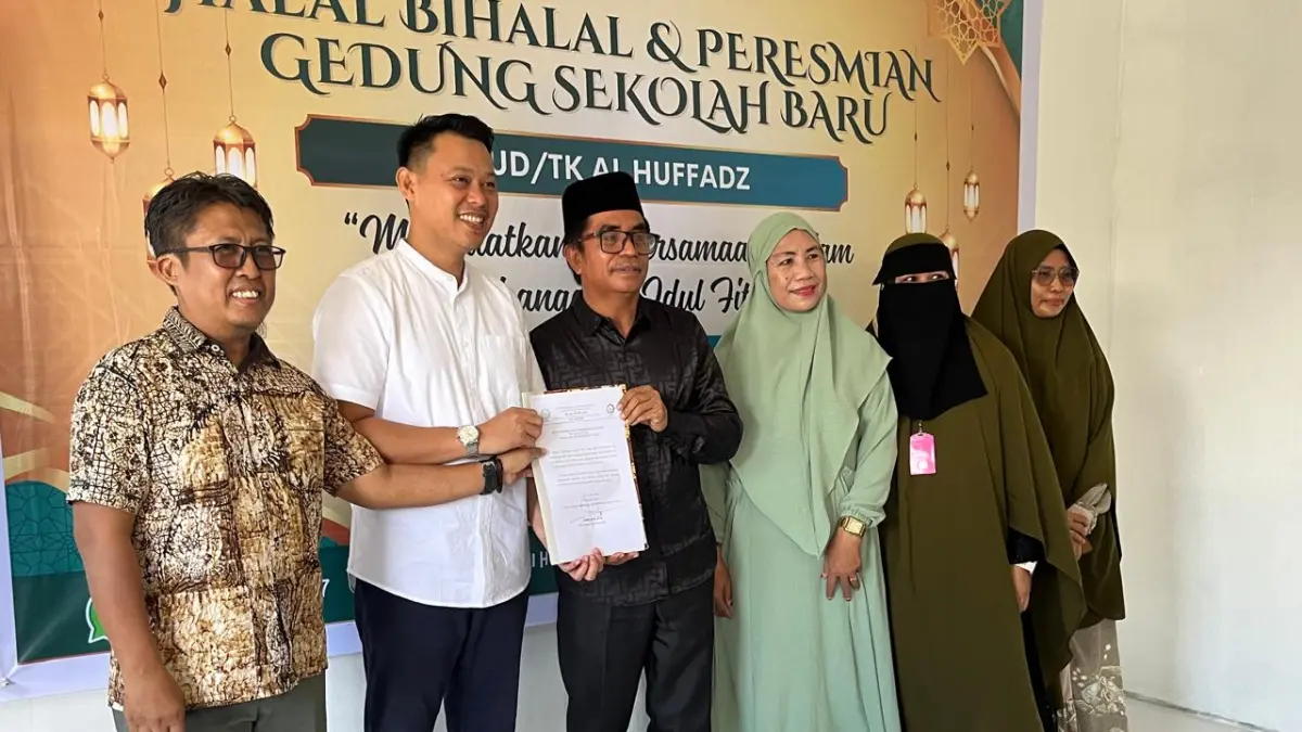 Kepala Dinas Pendidikan Kota Palu meresmikan gedung baru PAUD Al Huffadz di Jalan Sekunder, disaksikan guru dan orang tua murid. (Taswin  RADAR PALU)