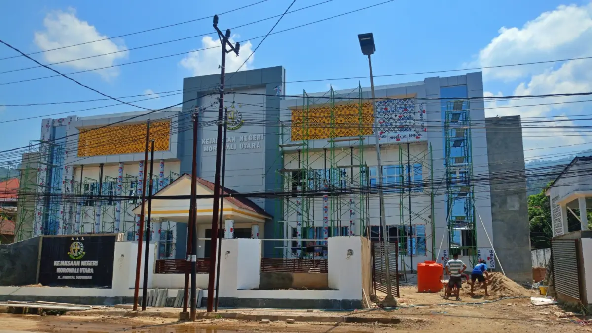 Kondisi terkini proyek pembangunan Kantor Kejaksaan Negeri (Kejari) Morowali Utara, Sabtu (4/4/2026). Proyek senilai Rp22,5 miliar tetap berlanjut meski telah melewati dua kali penambahan waktu. (FOTO: ILHAM NUSI/RADAR PALU)
