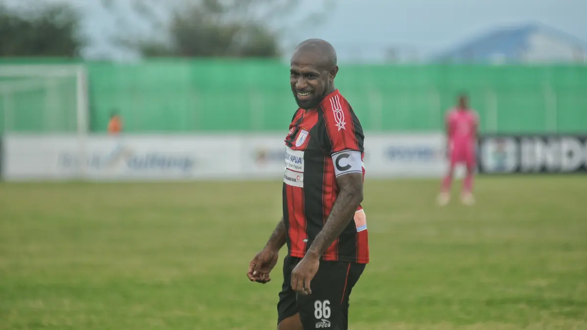 Legenda hidup Persipura Jayapura, Boaz Solossa, saat bertandang di Stadion Gawalise, Kota Palu.(MUGNI SUPARDI)