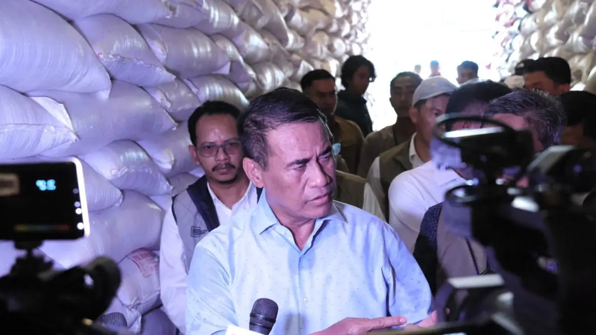 Mentan Amran Sulaiman meninjau gudang Bulog di Makassar, memastikan stok pangan nasional aman menghadapi El Nino.