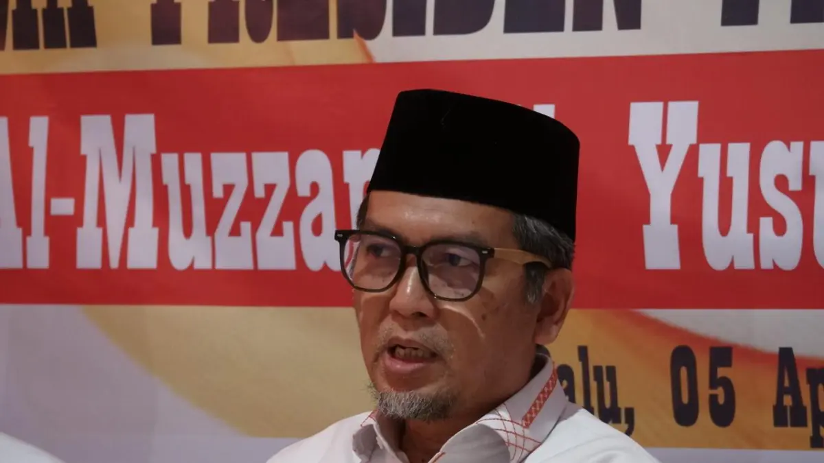 Presiden PKS Almuzzammil Yusuf saat konferensi pers di Aula PKS Sulteng, Palu, Minggu (5/4), menyoroti isu krisis energi dan penguatan kader. (Andika Nur Hikmah / RADAR PALU)