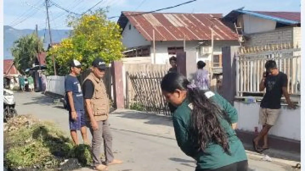 SEMANGAT: Terlihat warga Kelurahan Talise membersihkan saluran air dari sampah maupun gulma.(Foto: Istimewa)