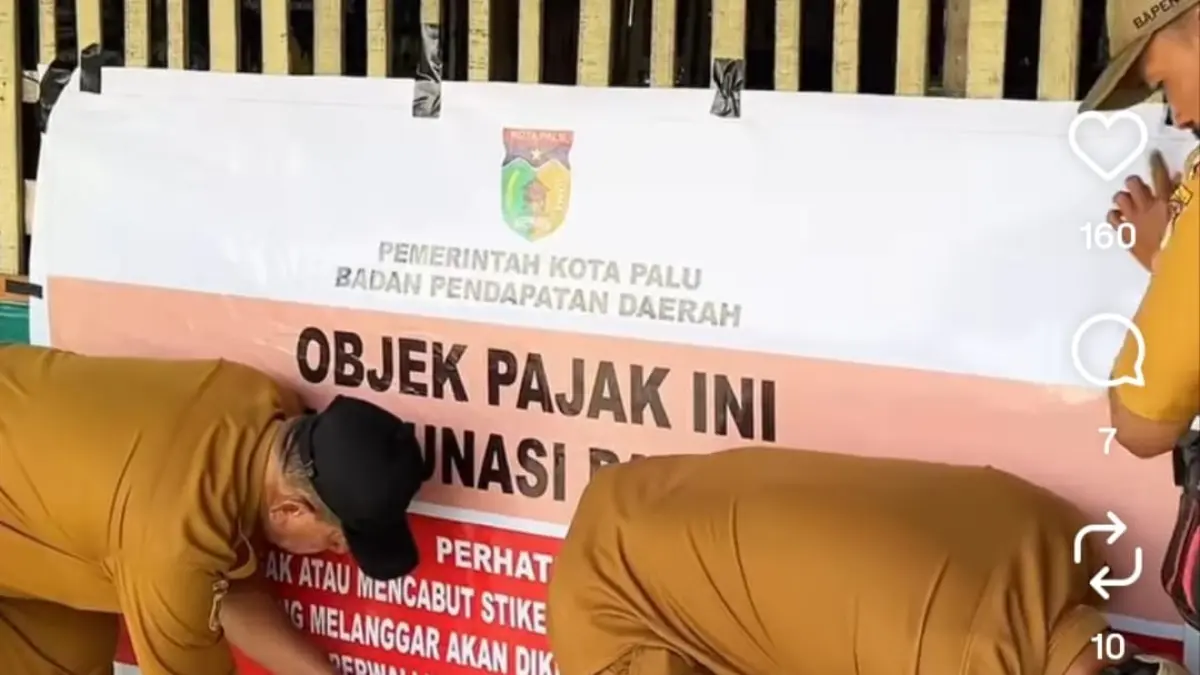 Spanduk peringatan terpasang di salah satu usaha makan minum di Kota Palu yang belum melunasi kewajiban pajak daerah. (IG @palu_kota)