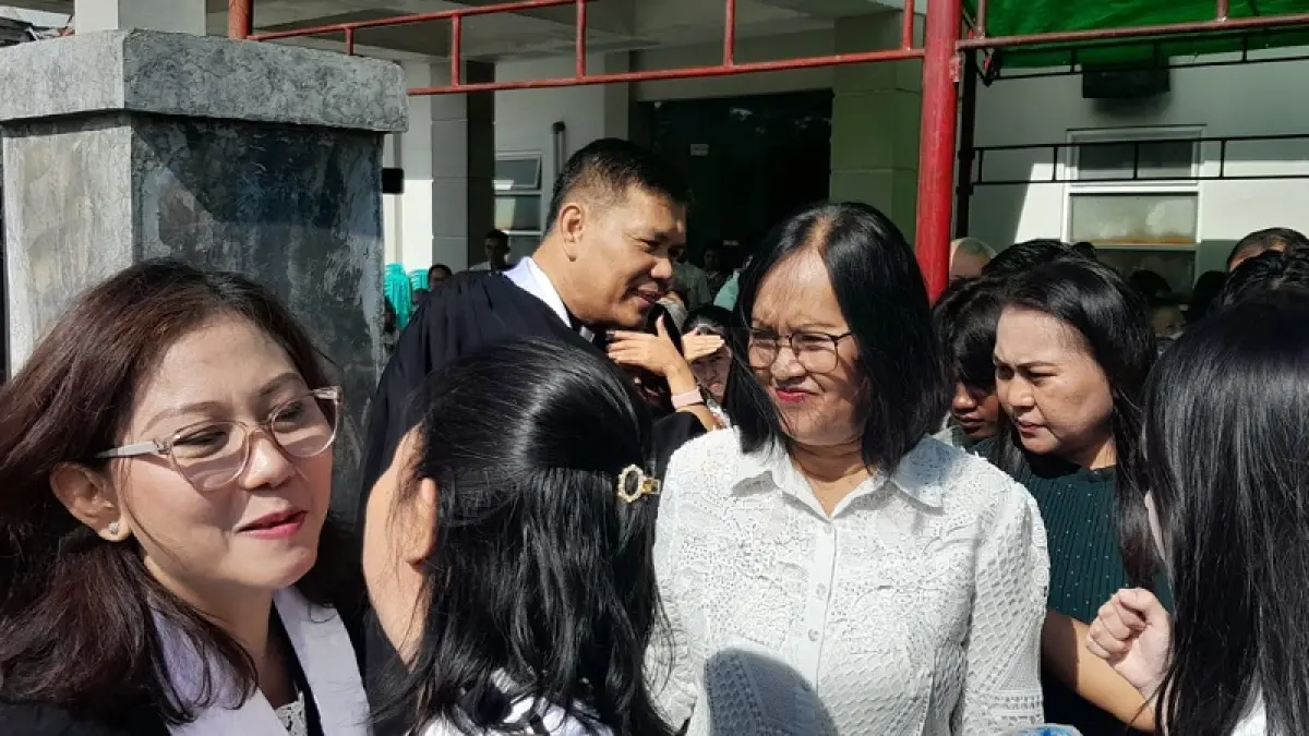 USAI Ibadah Pendeta dan Majelis Jemaat saling mengucapkan selamat Paskah di GKST Immanuel Palu, Minggu (5/4/2026). (RONY SANDHI/ RADAR PALU)