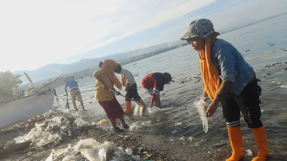 Warga Mamboro Barat bersama pemuda dan tenaga Padat Karya membersihkan tumpukan sampah kiriman di pesisir Pantai Ruru, Kota Palu, Minggu (5/4/2026). (Andika Nur Hikmah)
